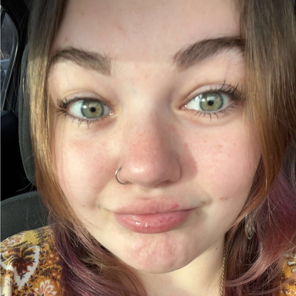 Hi, I’m Kay! I’ve been selling clothes on Poshmark for about a year with my mom!